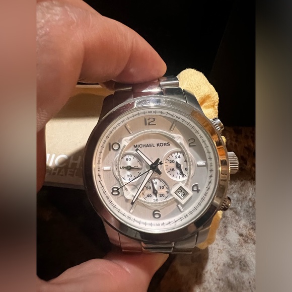 Mk watch preloved great condition. With box - Picture 2 of 6